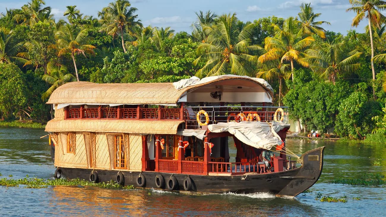 Kerala Houseboat Guide – Backwater Cruises, Routes, Costs & Travel Tips