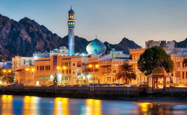 Oman tourism showcasing Sultan Qaboos Grand Mosque, wadis, desert landscapes, historic forts, and Arabian coastline