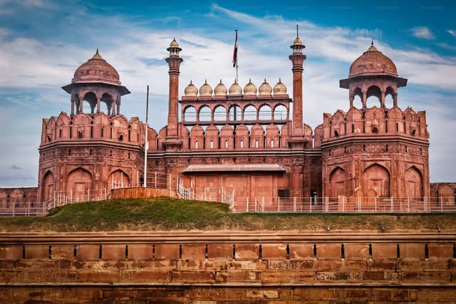 Delhi tourism showcasing India Gate, Red Fort, Qutub Minar, and historic city landmarks