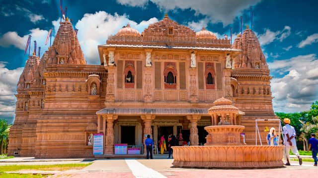 Gujarat tourism showcasing Statue of Unity, Rann of Kutch white desert, Somnath Temple, and Gir lions