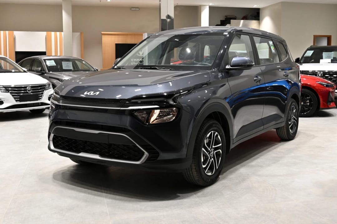 Kia Carens 2025 front side view premium 7 seater MPV rental for family trave